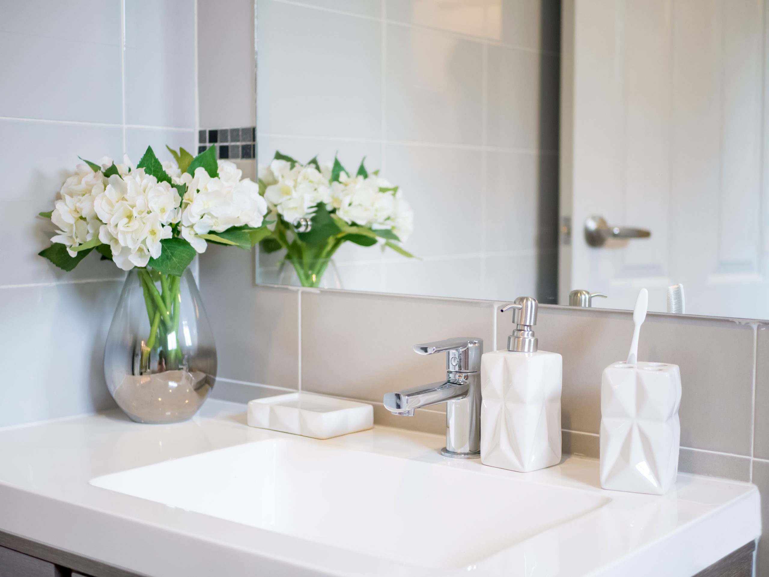 Basin,,Soap,Press,,Flower,Vase,And,White,Toothbrush,Set,In